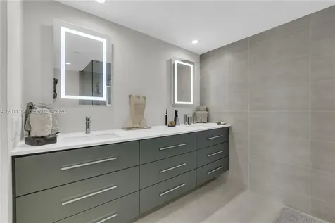 1000 Quayside Terrace Miami FL 33138