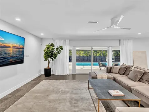 840 S Southlake Drive Hollywood FL 33019