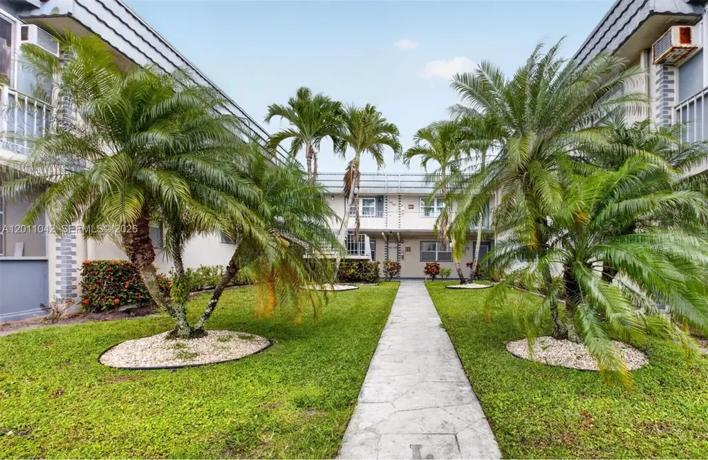 537 Brittany L Delray Beach FL 33446