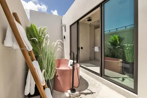 2006 NE 124th Street North Miami FL 33181