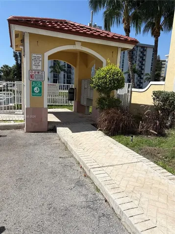 2086 NE 167th Street North Miami Beach FL 33162