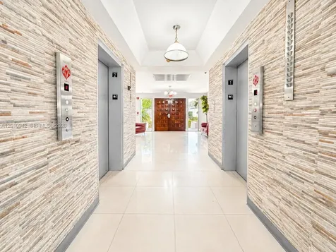 1825 W 44th Place Hialeah FL 33012
