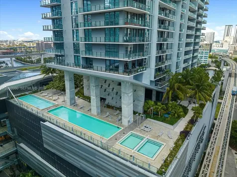 68 SE 6th Street Miami FL 33131