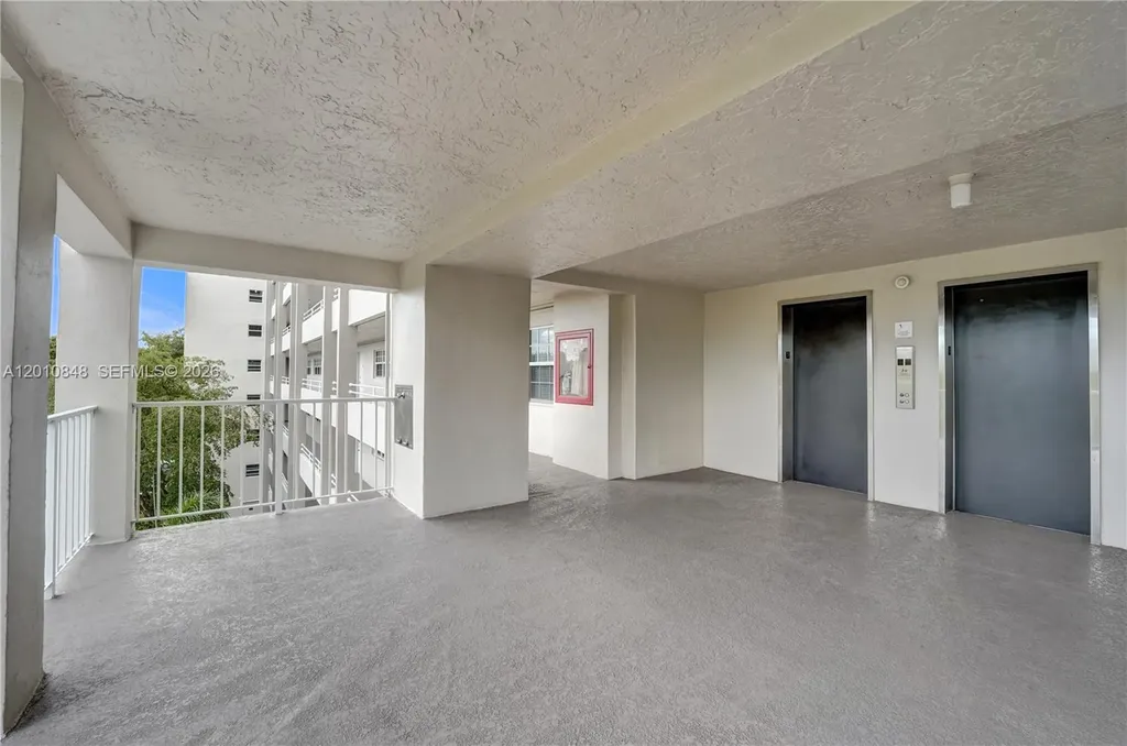 575 Oaks Lane Pompano Beach FL 33069