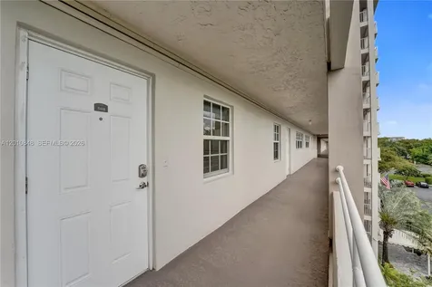 575 Oaks Lane Pompano Beach FL 33069
