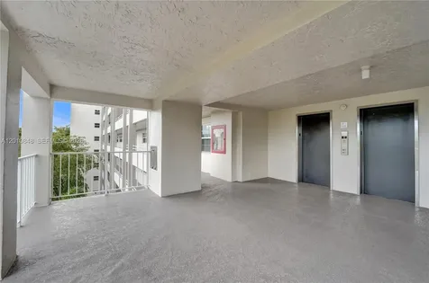 575 Oaks Lane Pompano Beach FL 33069