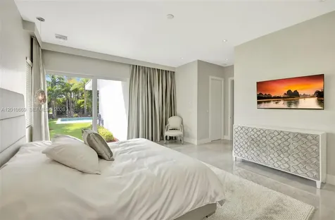 907 Diplomat Parkway Hallandale Beach FL 33009
