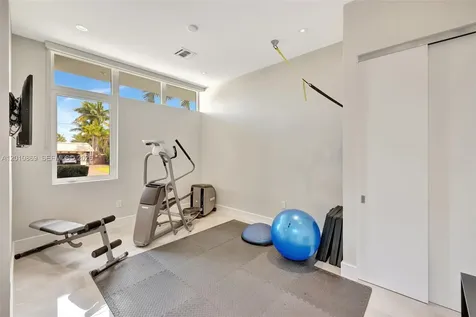 907 Diplomat Parkway Hallandale Beach FL 33009