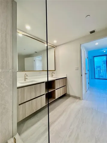 77 SE 5th Street Miami FL 33131