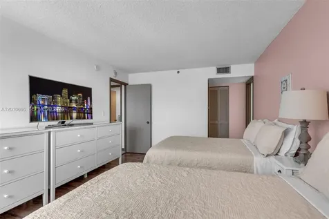 2555 Collins Avenue Miami Beach FL 33140