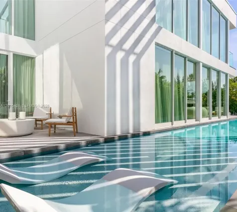 1081 W 48th Street Miami Beach FL 33140