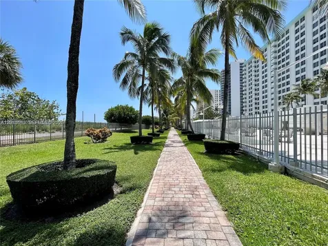 2899 Collins Avenue Miami Beach FL 33140