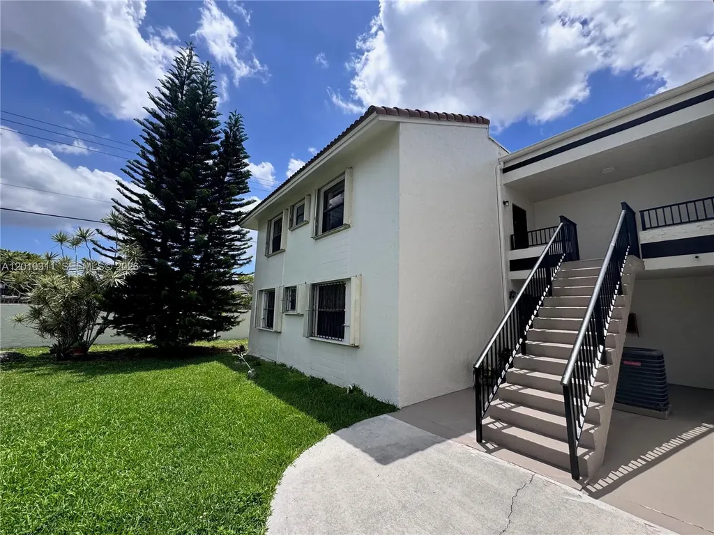 10893 NW 7th Street Miami FL 33172