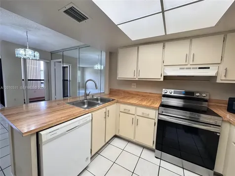 10893 NW 7th Street Miami FL 33172