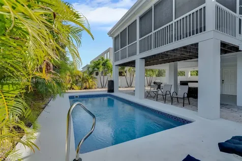 320 Calzada De Bougainville Marathon FL 33050