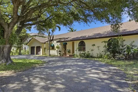 7200 N Oakmont Drive Hialeah FL 33015
