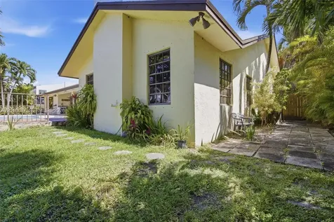 7200 N Oakmont Drive Hialeah FL 33015