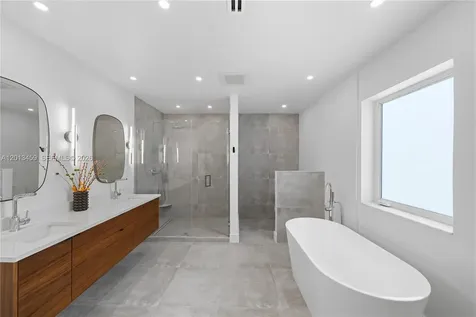 1281 S Venetian Way Miami FL 33139
