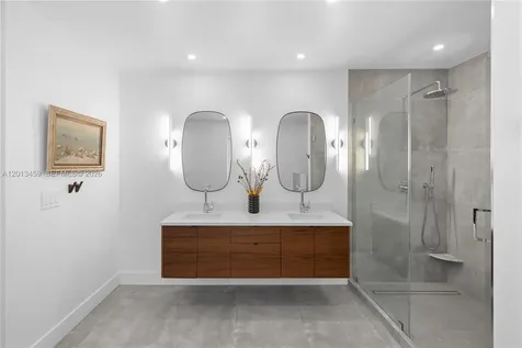 1281 S Venetian Way Miami FL 33139