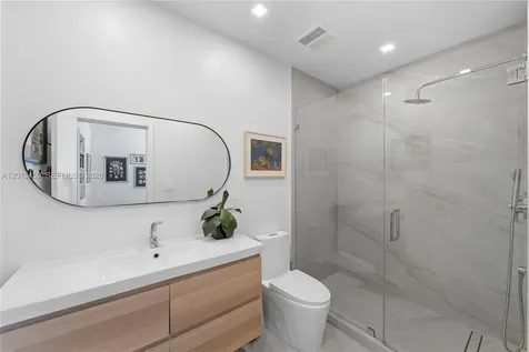 1281 S Venetian Way Miami FL 33139
