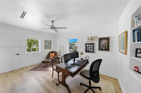 1281 S Venetian Way Miami FL 33139