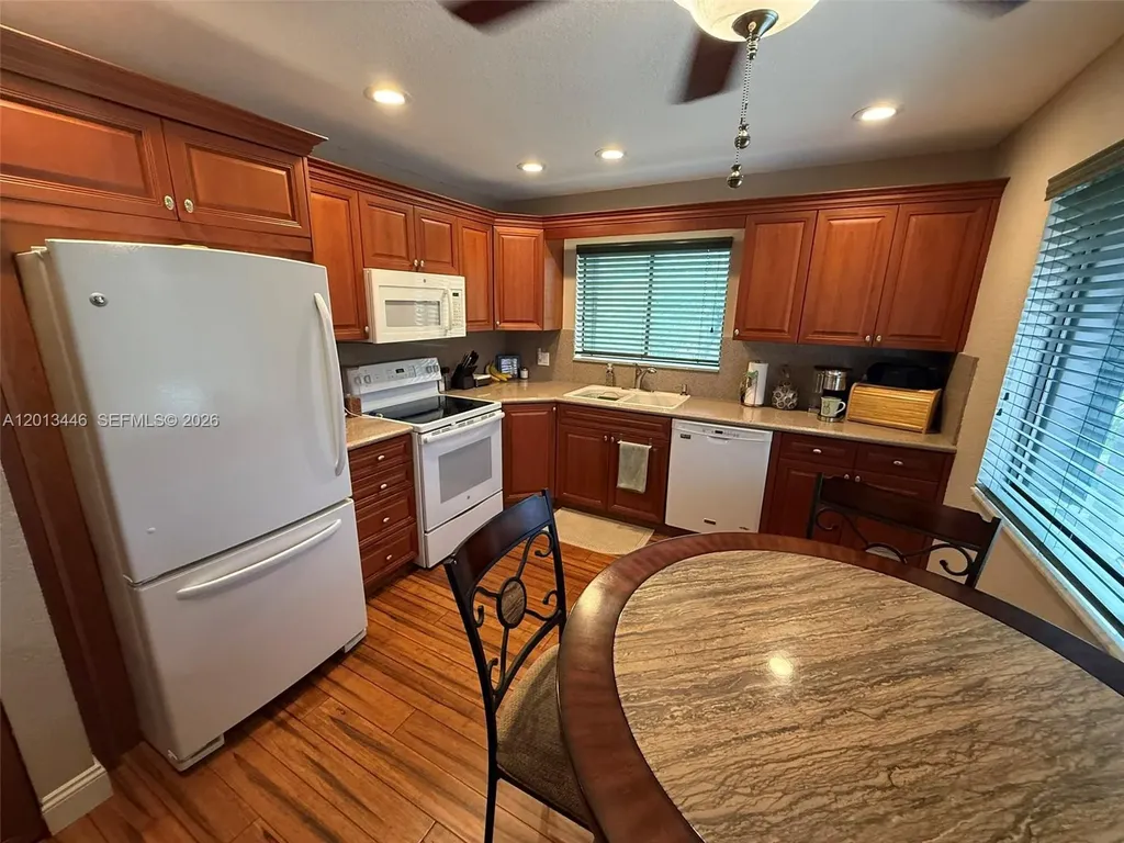 21 Lexington Lane W Palm Beach Gardens FL 33418