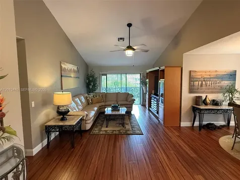21 Lexington Lane W Palm Beach Gardens FL 33418