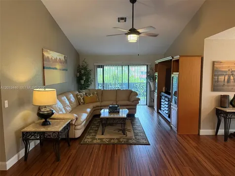 21 Lexington Lane W Palm Beach Gardens FL 33418