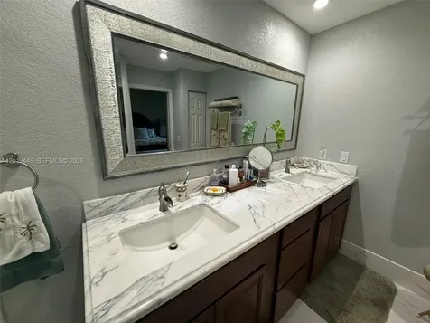 21 Lexington Lane W Palm Beach Gardens FL 33418