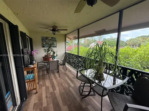 21 Lexington Lane W Palm Beach Gardens FL 33418
