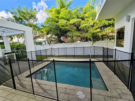 10289 NW 75th Terrace Doral FL 33178