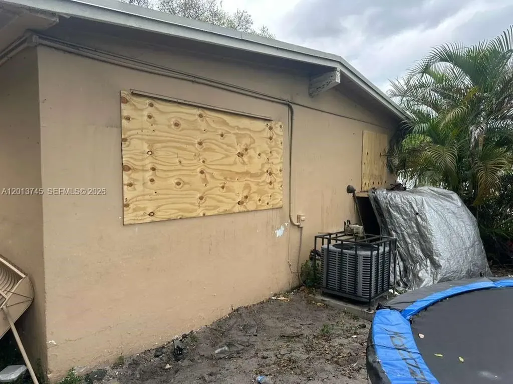 3910 SW 34th Avenue West Park FL 33023
