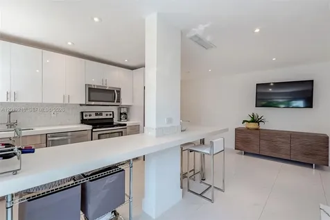 221 Meridian Avenue Miami Beach FL 33139