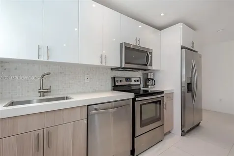 221 Meridian Avenue Miami Beach FL 33139
