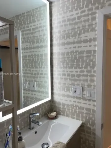 221 Meridian Avenue Miami Beach FL 33139