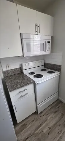 30 SE 4th Avenue Hallandale Beach FL 33009