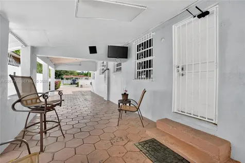2450 NW 32nd Street Miami FL 33142