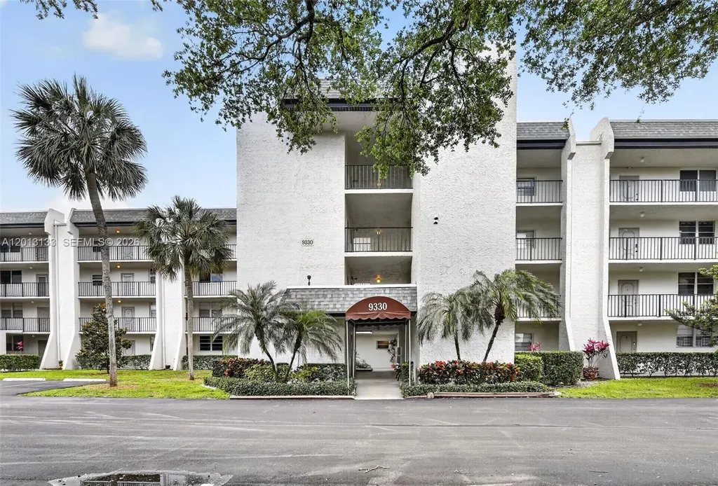 9330 Lagoon Place Davie FL 33324