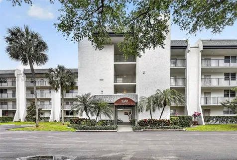 9330 Lagoon Place Davie FL 33324