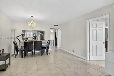 9330 Lagoon Place Davie FL 33324