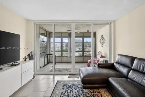 9330 Lagoon Place Davie FL 33324