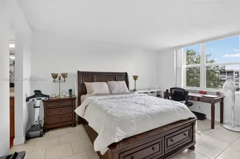9330 Lagoon Place Davie FL 33324