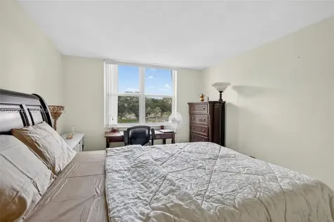 9330 Lagoon Place Davie FL 33324