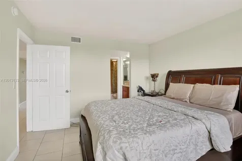9330 Lagoon Place Davie FL 33324