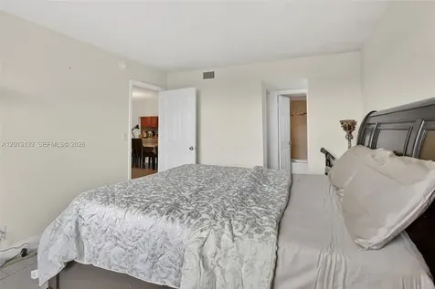 9330 Lagoon Place Davie FL 33324
