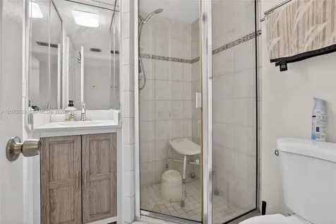 9330 Lagoon Place Davie FL 33324