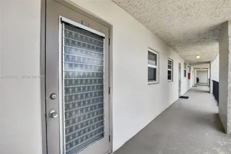 9330 Lagoon Place Davie FL 33324