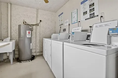 9330 Lagoon Place Davie FL 33324