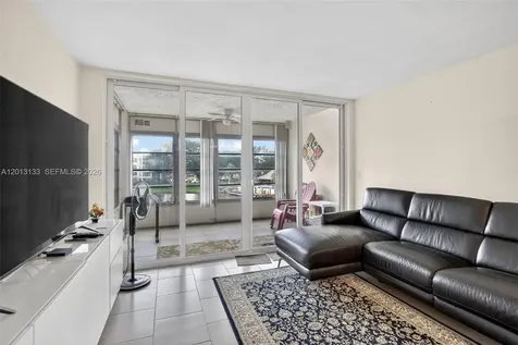 9330 Lagoon Place Davie FL 33324