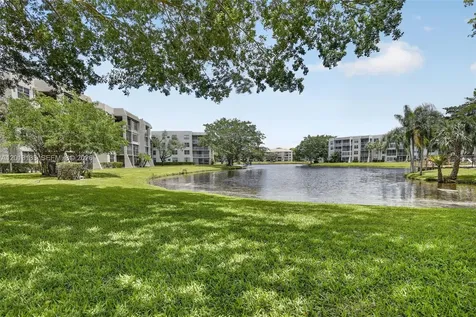 9330 Lagoon Place Davie FL 33324